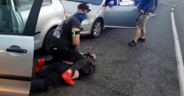Policjanci z grupy "Orzeł" zatrzymali dwóch obywateli Gruzji ws. kradzieży auta