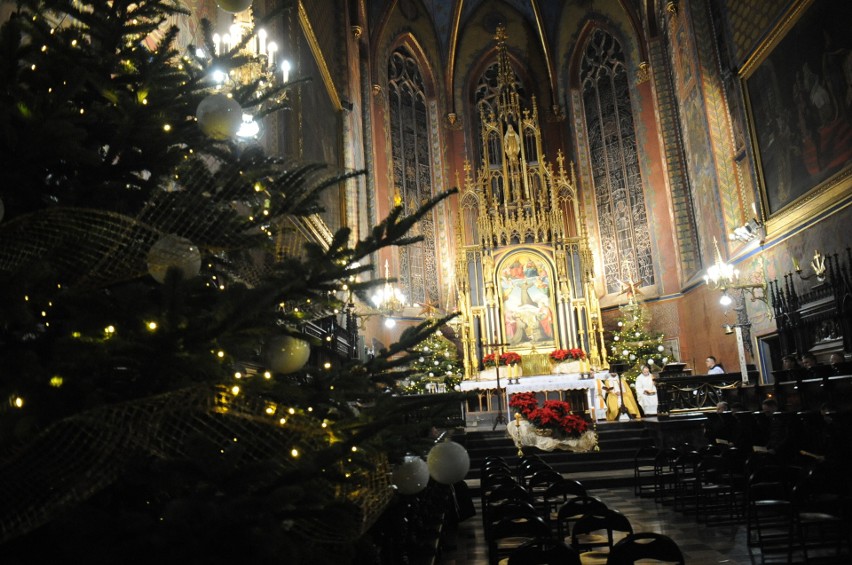 Kraków. Wśród huku petard odpalanych w mieście odprawiono pasterkę noworoczną u franciszkanów [ZDJĘCIA]