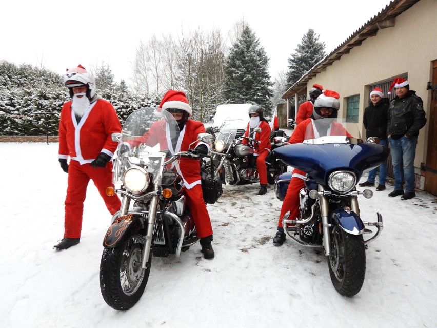 Motomikołaje z Grupy Motocyklowej Stajnia odwiedzili przedszkola w Ostrowi Mazowieckiej i Andrzejewie. 6.12.2021. Zdjęcia