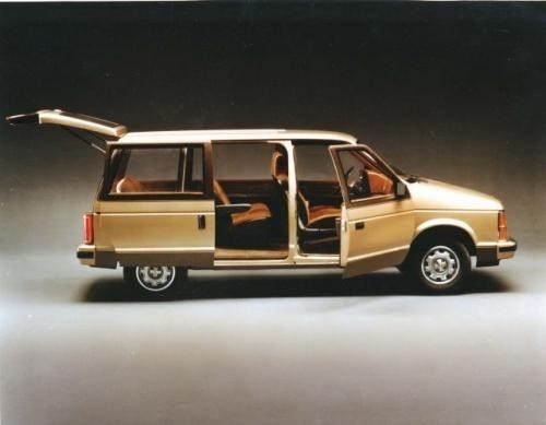 Fot. Chrysler: Produkcja minivana rozpoczęła się w 1983 r. w zakładzie Windsor Assembly Plant należącym do ówczesnego Chrysler Corporation. Pierwszymi modelami były Plymouth Voyager, Dodge Caravan i Dodge Caravan C/V.