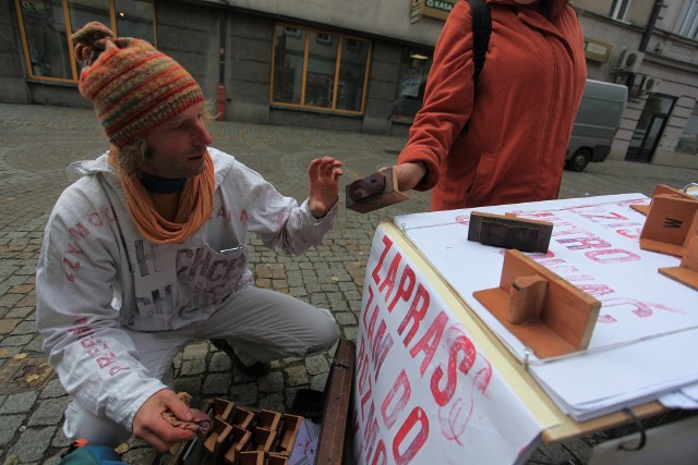 Akcja artysty z Niemiec Sebastiana Hänela w Przemyślu.