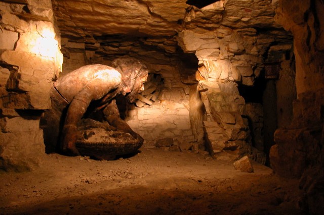 Prehistoryczny człowiek wydobywał w kopalni krzemień do wyrobu prymitywnych narzędzi.