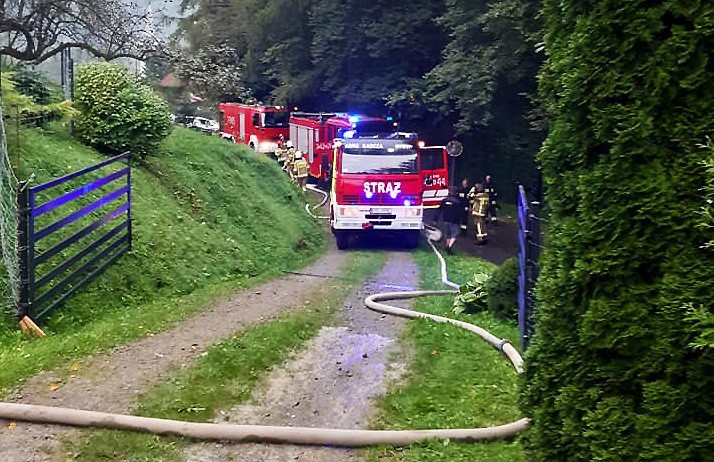 Obidza. Strażacy ratowali gorejące gospodarstwo. Ocalili dom