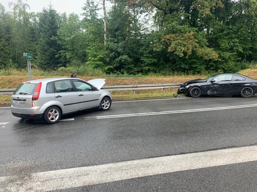 Do wypadku doszło na łuku drogi w lesie w Piotrkowicach...