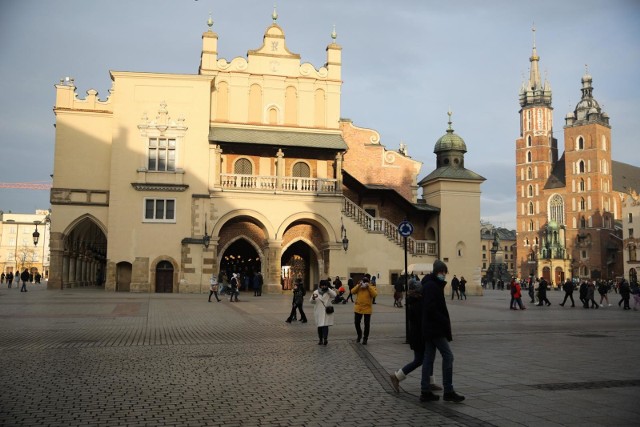 Strażnicy miejscy zauważyli na Rynku Głównym w Krakowie mężczyznę niosącego... znak drogowy