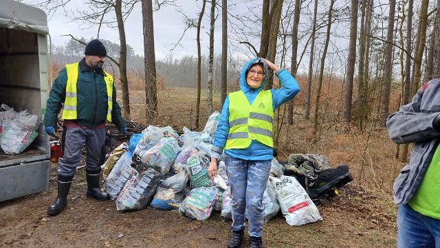 Członkowie Leszy Bełchatów sprzątali las na obrzeżach Bełchatowa