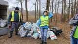 Członkowie Leszy Bełchatów posprzątali kawałek lasu. Pojawili się na obrzeżach Bełchatowa
