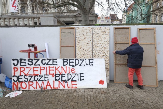 "Jeszcze będzie przepięknie, jeszcze będzie normalnie", "Jestem wolnym plakatem, a ty?" - plakaty z tymi hasłami są tworzone na samym Placu Wolności. Kolorystycznie i tematycznie odnoszą się do strajku kobiet. Namalowane one zostały przez studentów Uniwersytetu Artystycznego w Poznaniu.