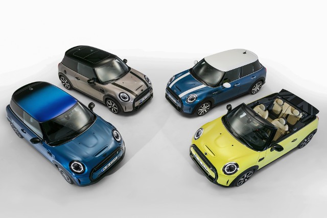 MINI po liftingu Poprzez intensywną kurację odmładzającą modelu 3-drzwiowego MINI, 5-drzwiowego MINI i MINI Cabrio brytyjski producent samochodów klasy premium umacnia pozycję tych trzech modeli. Co się zmieniło? Na światowym rynku najnowsza edycja modeli 3-drzwiowe MINI, 5-drzwiowe MINI i MINI Cabrio pojawi się w marcu 2021 roku.Fot. MINI