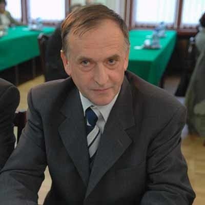 Tadeusz Iżykowski ma 56 lat. Prowadzi prywatną firmę. Do rady dostał się z okręgu nr 5 (część Górczyna; głównie ulice zamknięte pomiędzy Piłsudskiego a Podmiejską), dostał 793 głosy.