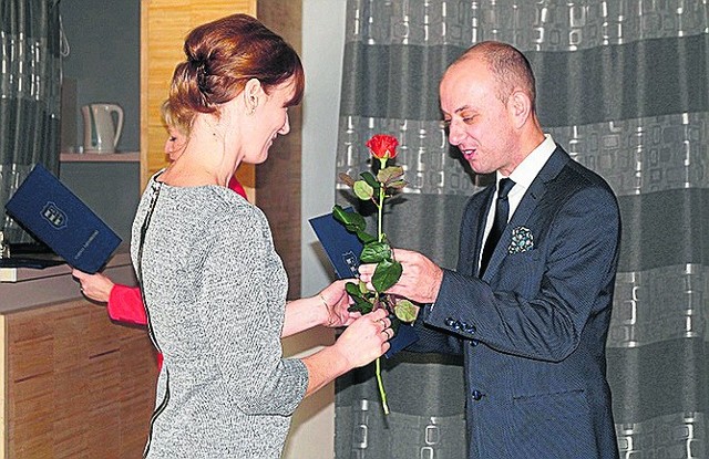 Starosta powiatu tarnobrzeskiego Paweł Bartoszek wręczał róże i listy gratulacyjne dla pracowników socjalnych z powiatu