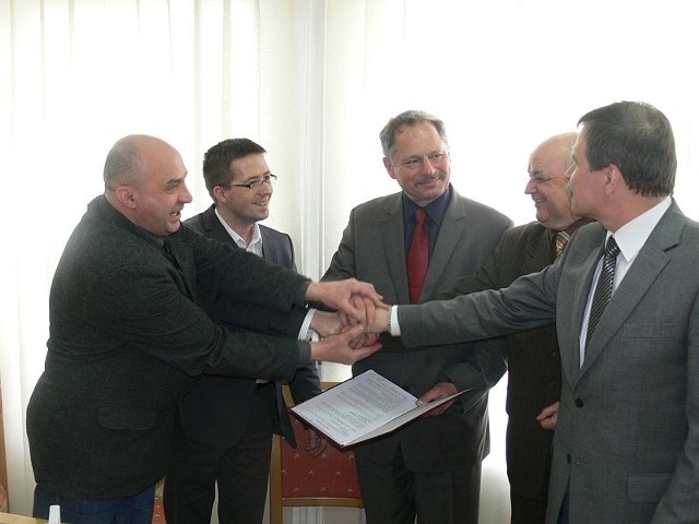 Włodarze powiatu, właściciele firmy, która wybuduje halę i dyrektor I Liceum Piotr Lewandowski gratulują sobie podpisania umowy.