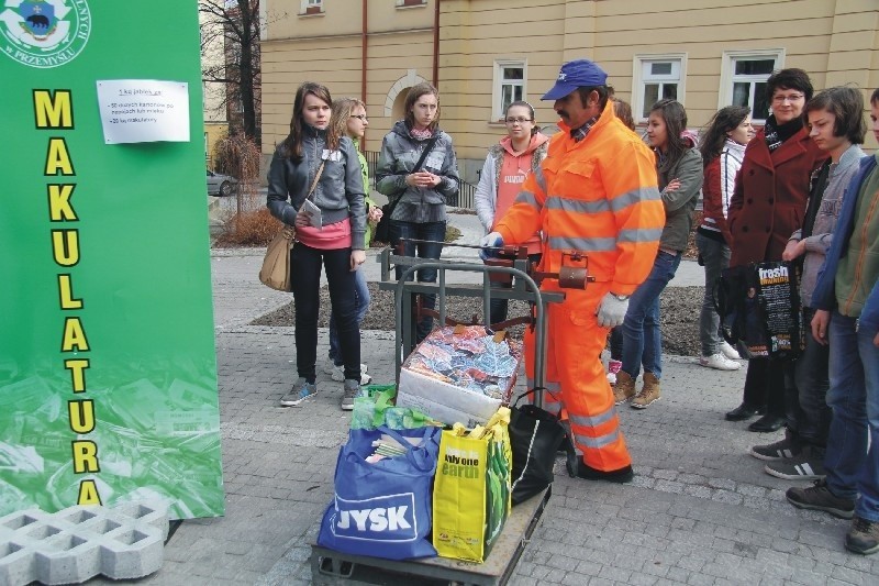 65 kg makulatury. Niektórzy sporo się natrudzili, aby...