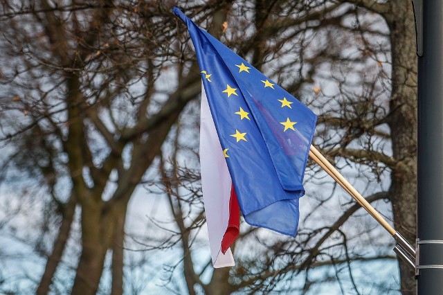 Na ulicach Gdańska w weekend zawisły flagi unijne. To wyraz sprzeciwu wobec weta rządu ws. budżetu Unii Europejskiej