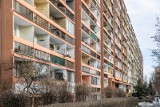 Oto osiedlowa "anakonda". Tak wygląda najdłuższy blok w Krakowie. Powstał pół wieku temu 24.04.2024