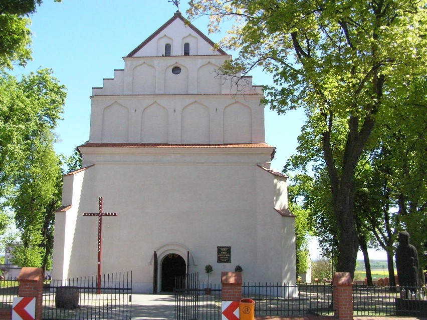 Zachodnia, frontowa elewacja kościoła pw. św. Michała...