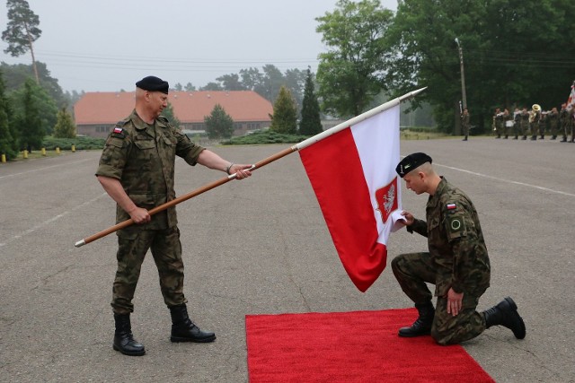 Generał broni Mirosław Różański przekazał flagę kpt. Krzysztofowi Ilnickiemu.