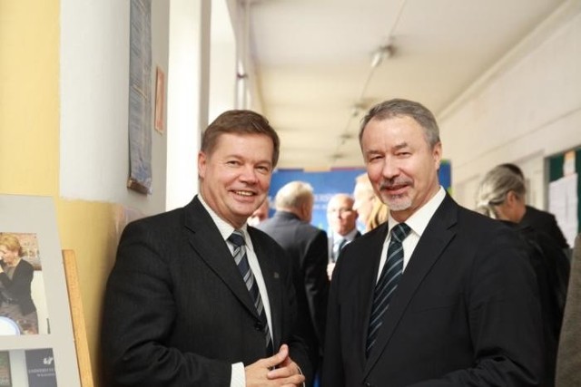 Prof. Janusz Janeczek (po lewej) został wybrany na przewodniczącego Rady NCN. Na zdjęciu z prof. Wiesławem Banysiem.