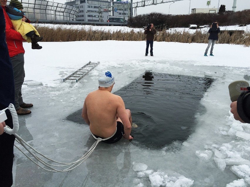 Minus 8 stopni i kąpiel w przeręblu. To próba przed Silesia Swimming Tour 2017 w Katowicach ZDJĘCIA