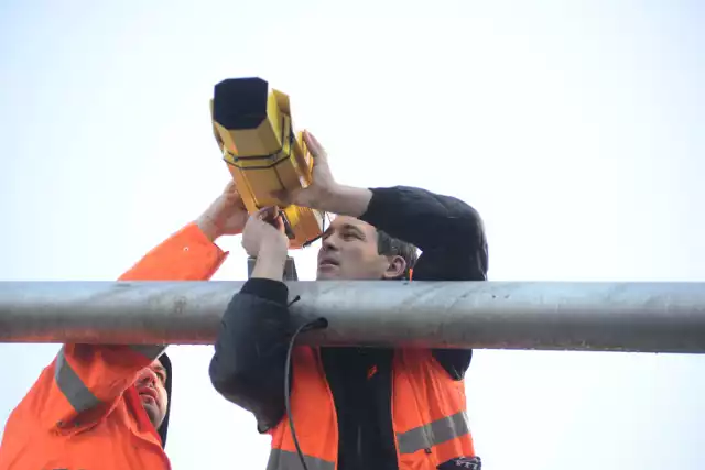 Sposób funkcjonowania odcinkowego pomiaru prędkości po zmroku wzbudził podejrzenia kierowców i ekspertów ruchu drogowego. Pojawiły się plotki, że w nocy można jechać bez żadnych ograniczeń.Gdy kierowca w nocy zostanie oślepiony fleszem od fotoradaru, to nie ma wątpliwości, że został namierzony za przekroczenie dozwolonej prędkości i wkrótce może spodziewać się mandatu. Inaczej jest w przypadku odcinkowego pomiaru prędkości.- 30 urządzeń rejestrujących 24 godziny na dobę pełnią służbę w trosce o bezpieczeństwo ruchu drogowego - wyjaśnia Wojciech Król z Centrum Automatycznego Nadzoru Nad Ruchem Drogowym. System odcinkowego pomiaru prędkości działa także w nocy. System nie pstryka, nie ma flesza, ale po zmroku wykrywa kierowców przekraczających prędkość dzięki podczerwieni. Za przekroczenie prędkości w nocy także dostaniemy mandat.Gdzie jest odcinkowy pomiar prędkości? Sprawdź na następnych slajdach >>>Odcinkowy pomiar prędkości wykrywa piratów drogowych po zmroku dzięki podczerwieni.źródło: TVN Turbo/x-news