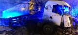 W gminie Chełmża ciężarówka wypadła z drogi. Kierowca trafił do szpitala 