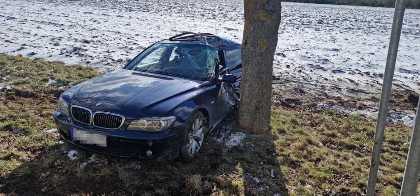 Wypadek na DW 112 w miejscowości Leszczyn. Kierowca stracił panowanie i uderzył w drzewo [ZDJĘCIA]