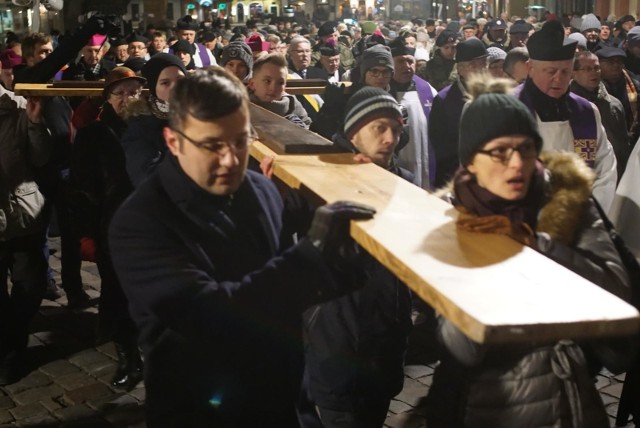 Zarząd Dróg Miejskich informuje, że w czwartek wieczorem, w związku z Centralną Drogą Krzyżową, w centrum miasta mogą wystąpić chwilowe utrudnienia w ruchu.