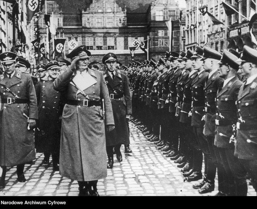 Rok 1935. Marszałek Rzeszy Hermann Goering przed frontem...