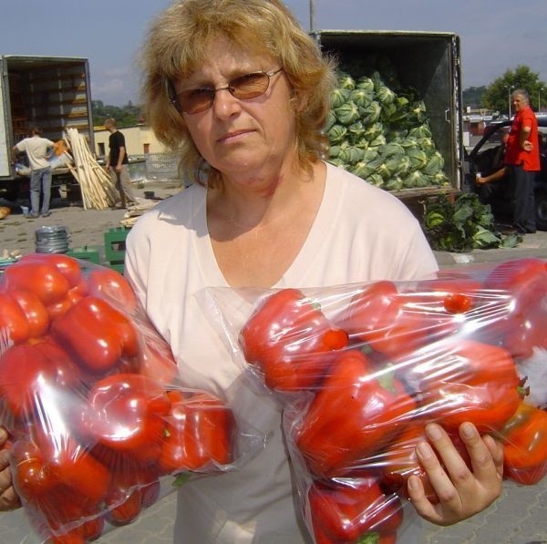 Zofia Rusak z Wysiadłowa na placu targowym sprzedaje paprykę. Przedwczoraj miała jej ponad 200 kilogramów, zapakowane w pięciokilogramowe worki. Za worek liczyła sobie 10 złotych. Z nadzieją czekała na kontrahentów zza wschodu, aż wykupią wszystko co w samochodzie przywiozła z gospodarstwa.