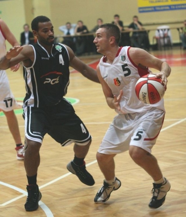 Rafał Partyka (z piłką), koszykarz Stali Stalowa Wola, wyleczył kontuzję i powinien zagrać przeciwko Treflowi Sopot. 