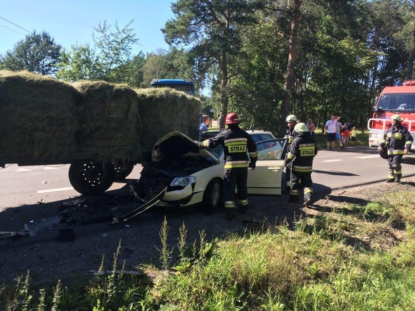 Śmiertelny wypadek w Wachu. Zderzenie ciągnika i volkswagena [ZDJĘCIA]