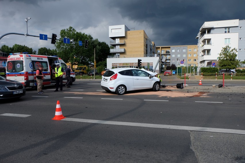 Radiowóz zderzył się z fordem na skrzyżowaniu ulic Wiejskiej...