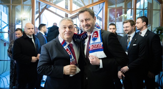 Viktor Orbán i Eduard Heger pozują do zdjęcia z szalikiem ofiarowanym premierowi Węgier