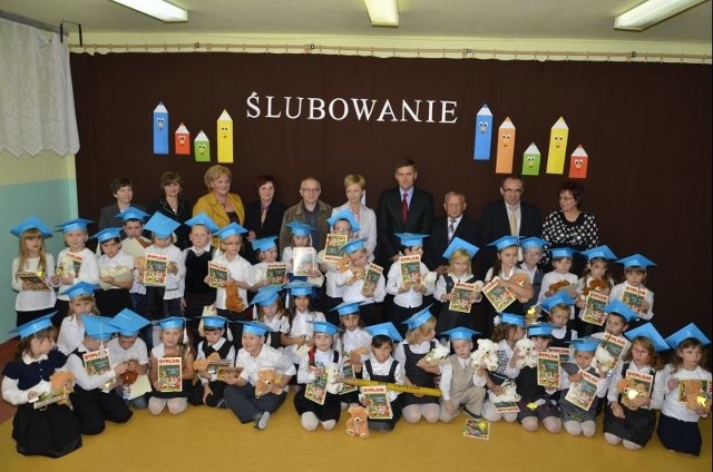 Pierwszoklasiści z Publicznej Szkoły Podstawowej w Ciepielowie pozowali do wspólnego zdjęcia z nauczycielami i zaproszonymi gośćmi.