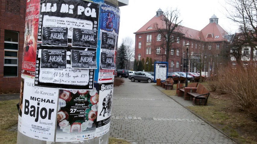 Na ulice Rybnika betonowe słupy. Rybnik wymienia gabloty...