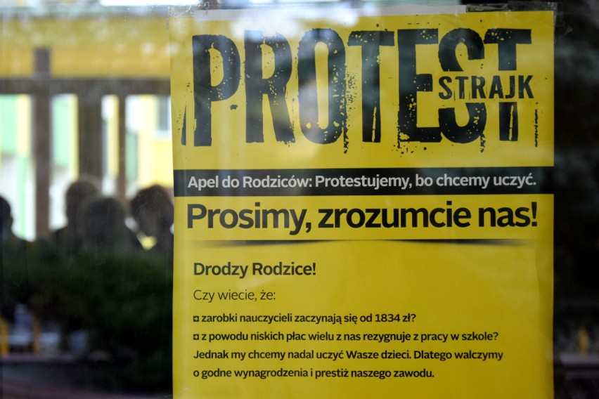 Strajk nauczycieli 2019 w Tarnobrzegu. Puste szkoły, większość uczniów została w domach 