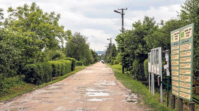 Nowa jezdnia ma połączyć ulicę Wieniawskiego poprzez ulicę Dunikowskiego i ogródki działkowe z aleją Armii Krajowej. Na razie biegnie tu droga gruntowa.