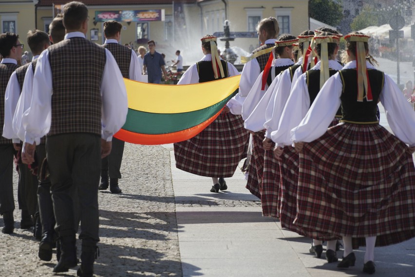 Jeśli ktoś czuje niedosyt zabawy przy dźwiękach ludowych...