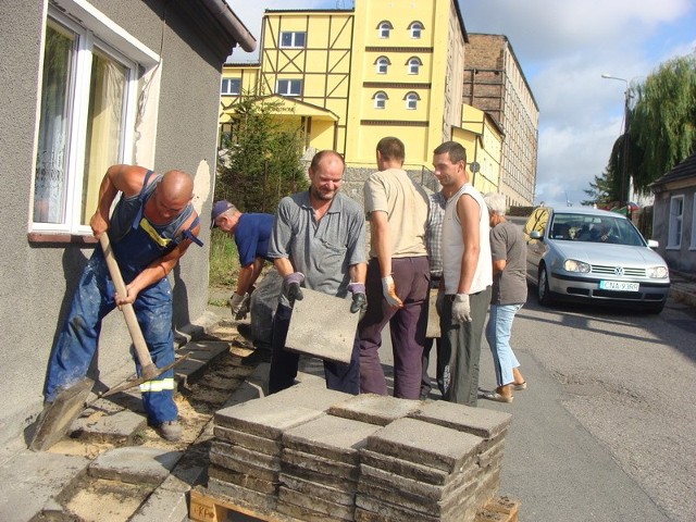 Przy wyrywaniu płyt chodnikowych z remontowanej ulicy Glinicy  pomagali społecznie mieszkańcy Kołaczkowa.