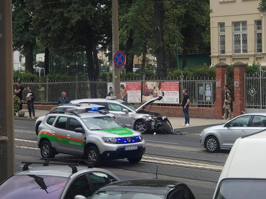 Zderzenie trzech samochodów na Głogowskiej.