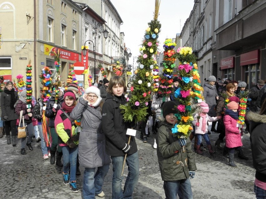 ŻNIN. Palmy i kropidła pałuckie. Tak było podczas niedzieli palmowej w marcu 2013 roku [zdjęcia]