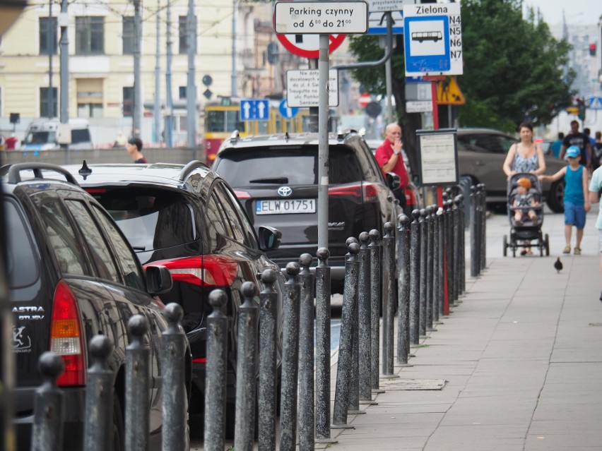 Separatory ruchu, czyli czarne słupki stanęły na ul. Mierzejowiej. W Łodzi jest mnóstwo słupków. Gdzie jeszcze są zamontowane i po co?