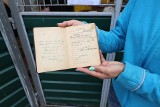 Dokumenty z czasów II wojny światowej znalezione na śmietniku w Chorzowie Batorym. Mieszkanka szuka informacji o swoim dziadku