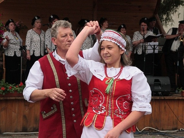 Podczas jubileuszowego festynu wystąpił m.in. zespół "Kęszyczanki&#8221;. Mieszkańcy doskonale się bawili przy ich piosenkach.