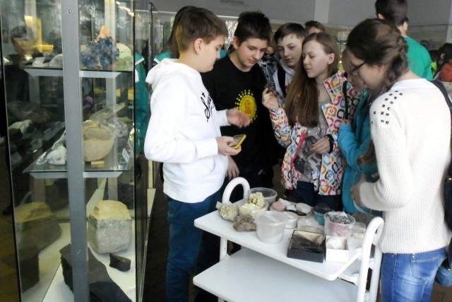 W Muzeum Ziemi Polskiej Akademii Nauk uczniowie obejrzeli, między innymi, kolekcję minerałów.