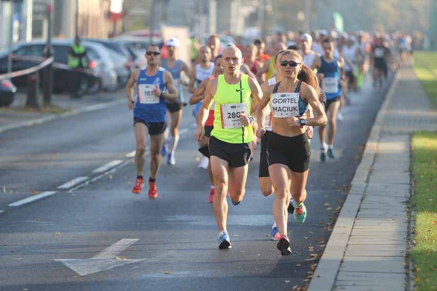 Zdjęcia z maratonu w Poznaniu 2018 - biegacze na pierwszym...