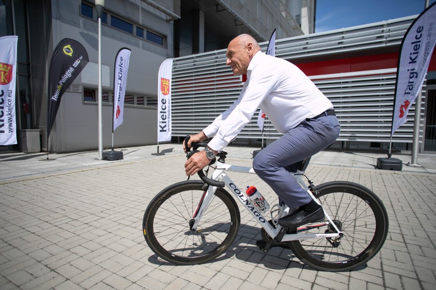 Dyrektor generalny Czesław Lang na swoim rowerze testował...