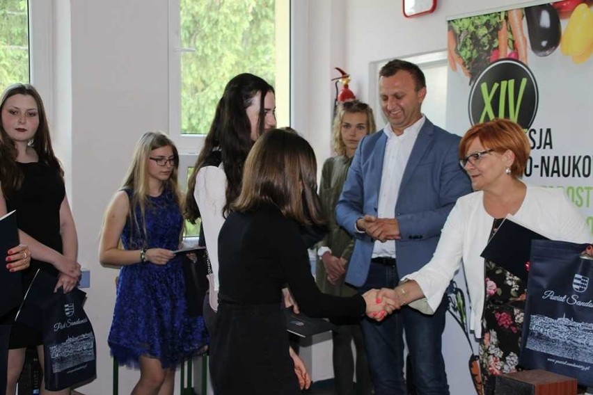 "Bezpieczna żywność gwarantem zdrowotności ludności” - sesja popularno - naukowa w Sandomierzu z udziałem uczniów szkół średnich  