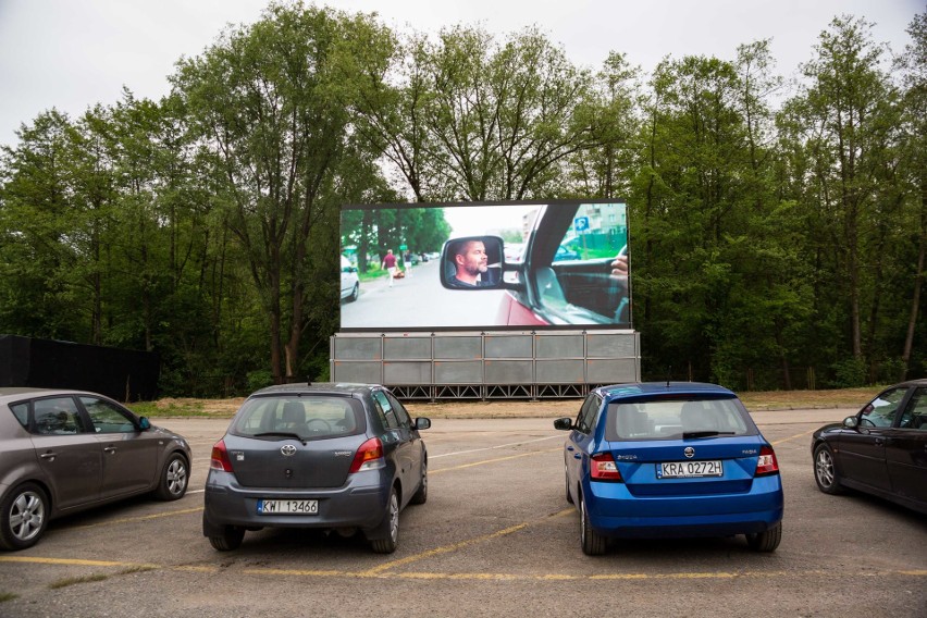 Samochodowe kino Rozrywka w Krakowie rozpoczęło działalność...