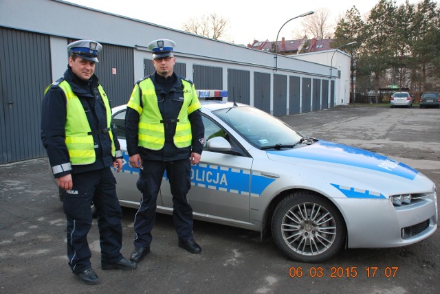 Policjanci z żywieckiej drogówki ewakuowali dzieci z pożaru.